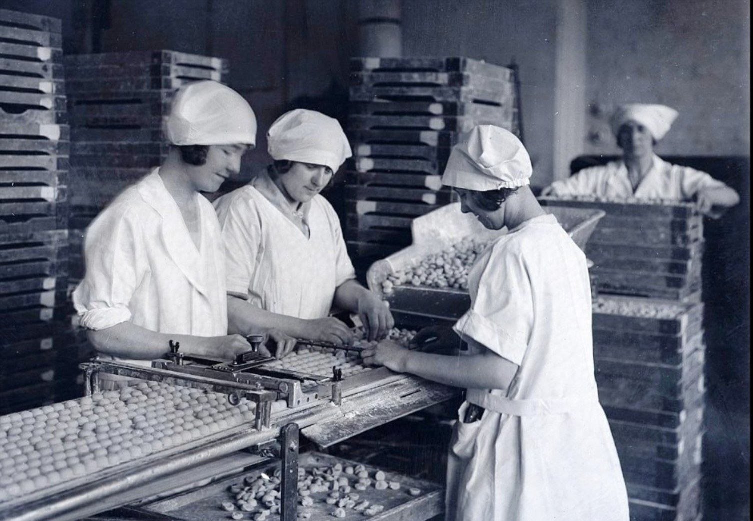 Первая шоколадная фабрика. Первая шоколадная фабрика во Франции. Шоколадная фабрика в 19 веке. Кондитерская фабрика 19 век. Первые фабрики по производству шоколада в России 19 век.